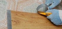 отрезаем верхнюю кромку виниловой плитки