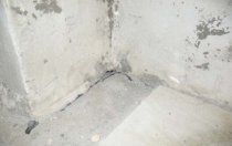 Пол и примыкающие поверхности необходимо тщательно подготовить Пол в ванной следует тщательно подготовить, трещины и дефекты отремонтировать