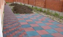 Резиновая плитка во дворе